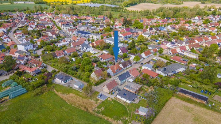 Einfamilienhaus mit Ferienhaus und grünem Garten in Garz