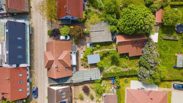 Einfamilienhaus mit Ferienhaus und grünem Garten in Garz