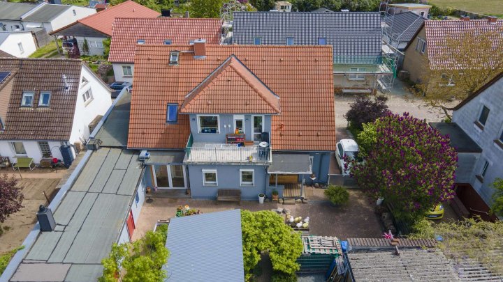 Einfamilienhaus mit Ferienhaus und grünem Garten in Garz