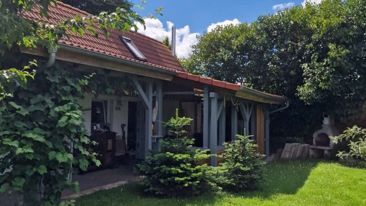 Einfamilienhaus mit Ferienhaus und grünem Garten in Garz