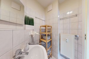 Badezimmer mit Badewanne 