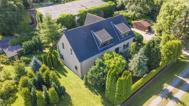 Zweifamilienhaus mit großem Grundstück in Alleinlage