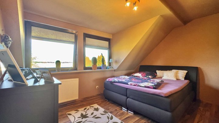 Zweifamilienhaus mit großem Grundstück in Alleinlage