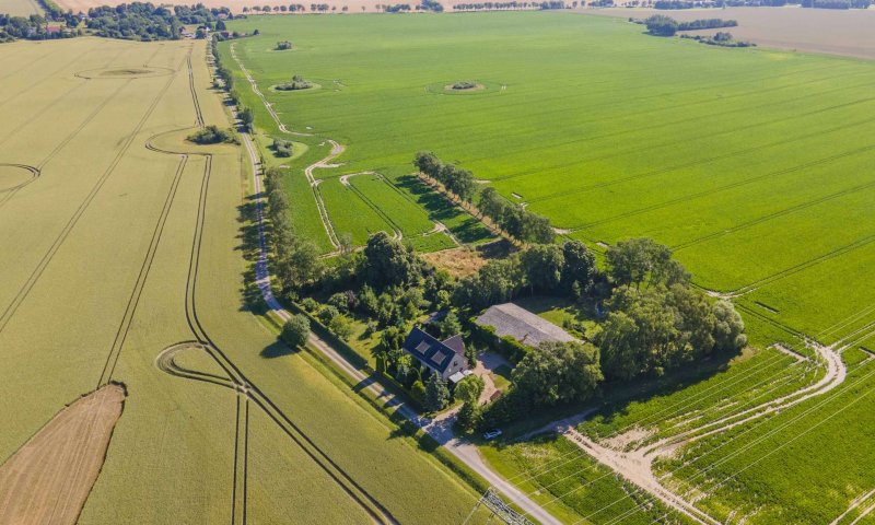 Zweifamilienhaus mit großem Grundstück in Alleinlage