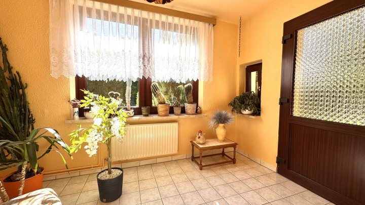 Zweifamilienhaus mit großem Grundstück in Alleinlage