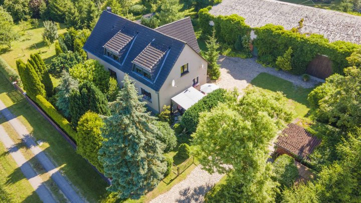 Zweifamilienhaus mit großem Grundstück in Alleinlage