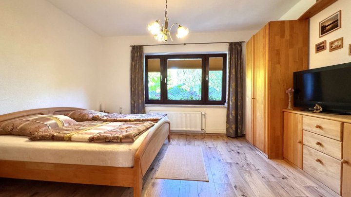 Zweifamilienhaus mit großem Grundstück in Alleinlage