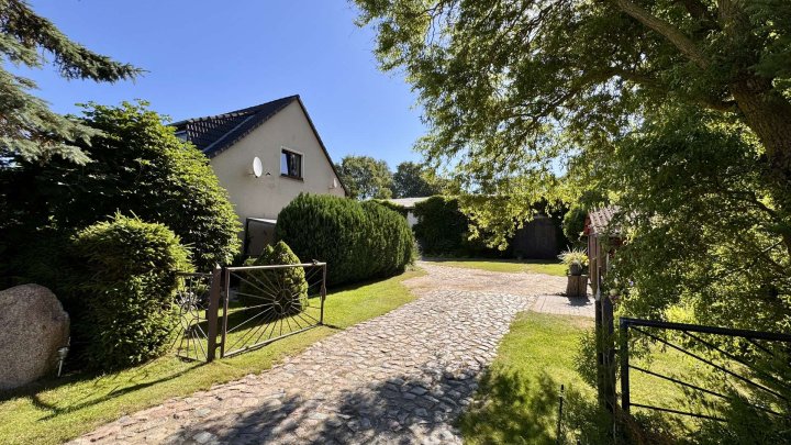 Zweifamilienhaus mit großem Grundstück in Alleinlage